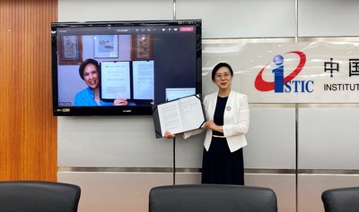 中信所党委书记、所长赵志耘及威科集团全球增长市场总裁及首席执行官Cathy Wolfe签署并展示战略合作协议