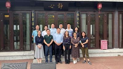 会议室前委员集体合影