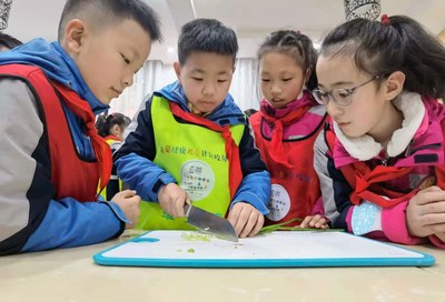 雀巢健康儿童项目校学生在上营养课