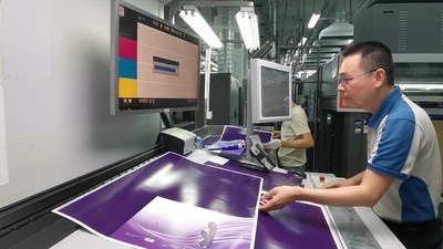 金博奕技术总监林峻安先生在印刷机前操作爱色丽IntelliTrax2自动扫描系统
