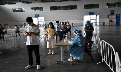 空港国博团队有序排队接受核酸检测