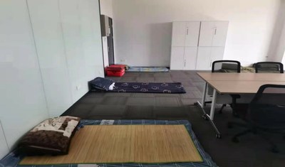 空港国博，地铺、行军床铺满会议室