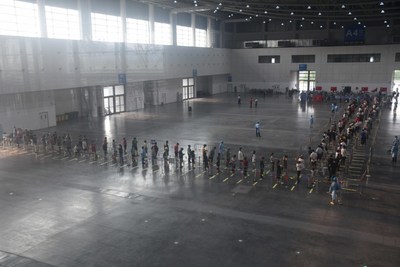 团队日夜加班，设置铁马等隔离近5000米