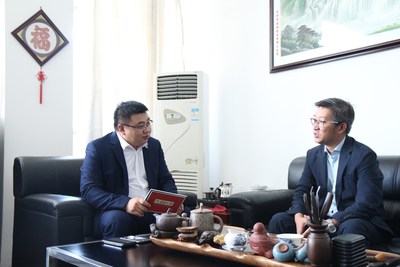 深圳视爵光旭电子有限公司创始人兼总经理郝宗潮（右）接受古镇灯饰传媒战略中心总经理杨军采访
