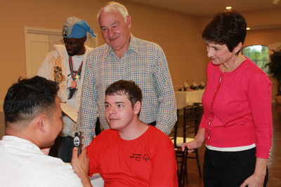 Paychex创始人、慈善家和智障儿子的父亲Tom Golisano（汤姆&middot;格里萨诺）向特奥会（Special Olympics）捐赠3000万美元，以在全球范围内扩大为智障人群提供关键医疗服务。Tom Golisano以及格里萨诺基金会（Golisano Foundation）执行董事Ann Costello在新冠疫情爆发前的一次活动中视察眼病筛查。