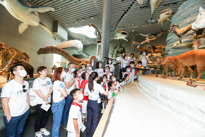 欧莱雅员工志愿者陪伴流动儿童们走进上海自然博物馆