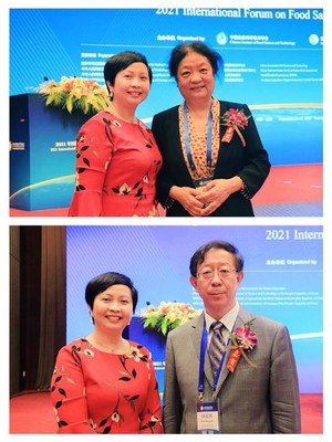 上图：中国食品科学技术学会理事长、教授级高级工程师孟素荷（右）与李锦记酱料集团企业事务总监赖洁珊； 下图：中国工程院院士、中国食品科学技术学会副理事长、北京工商大学校长孙宝国（右）与李锦记酱料集团企业事务总监赖洁珊