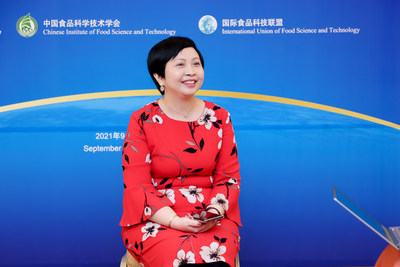 李锦记酱料集团企业事务总监赖洁珊与现场的媒体朋友分享李锦记在品质方面的坚守