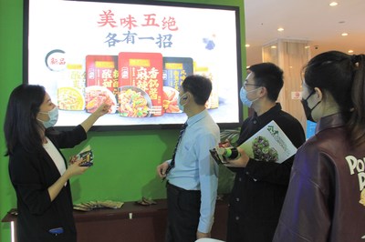 李锦记一招胜酱料包吸引现场观众瞩目