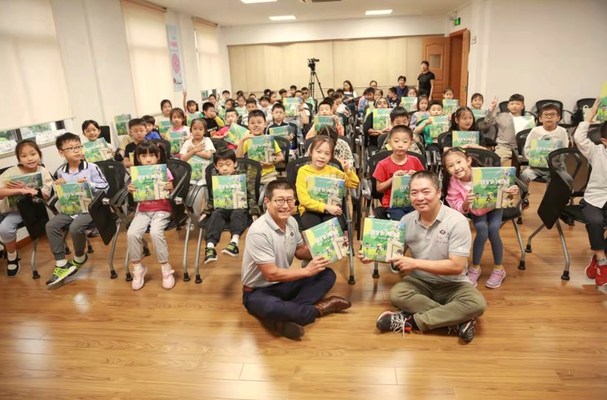 依视路向学生们捐赠《我们的眼睛》3D立体书