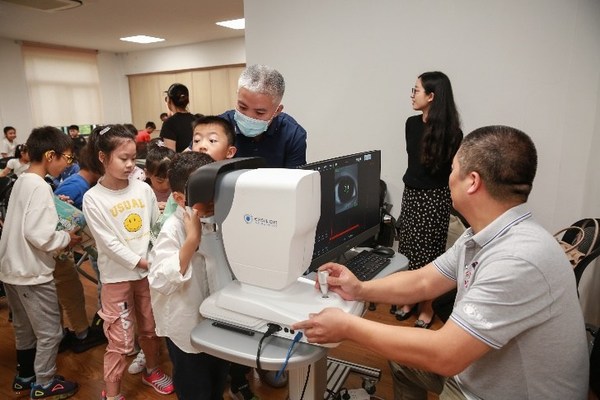 国家高级验光技师马家骅使用依视路光学生物测量仪为学生们测量眼轴