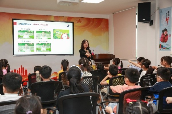 儿童青少年近视防控专家何鲜桂为学生们进行眼健康科普教育